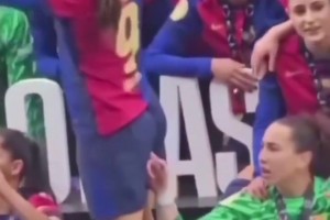 这。。。巴萨女足庆祝夺冠时给队友来个“千年杀”