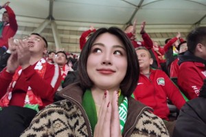 注意安全啊！演员余薇薇身披国安围巾坐在了河南球迷看台