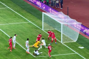 中超金靴的价值！实拍：法比奥挂着对手打门+快速起身补射破门