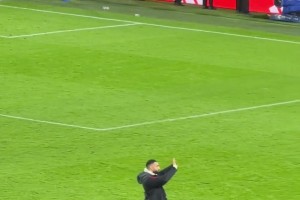 萨拉赫赛后独自一人向球迷挥手