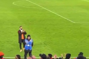 球迷近景实拍：终场哨响后，萨拉赫向利物浦球迷致谢❤