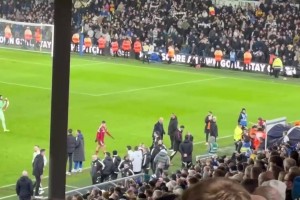 赛后斯洛特退场遇到萨拉赫，两人没有打招呼！