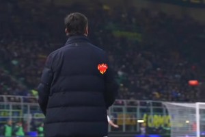 萨拉赫真队内大佬风范，之前早餐时间每个队友都要上前打招呼示意