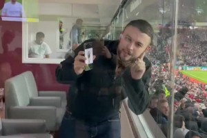 维拉球迷挑衅阿森纳球迷：你们的欧冠奖杯在哪里？