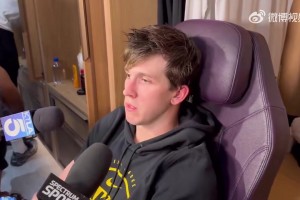 天赋异禀好苗子！吧友们你身边哥们球场1v1能打赢她不？