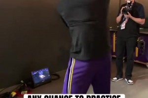 谁的童年！阿隆维金斯和小朋友们一起看海绵宝宝！