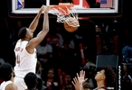 四分卫长传！米切尔后场篮板直接送前场莫布里快下轻松双手暴扣