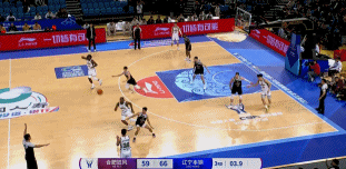 歪打正着！奥利弗强投超远三分三不沾赵森篮下接球压哨补篮打中