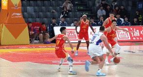 时间管理大师！大卫·詹姆斯从容晃飞防守出手三分压哨命中